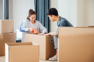 亚洲年轻情侣搬家