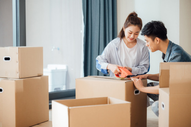 亚洲年轻情侣搬家