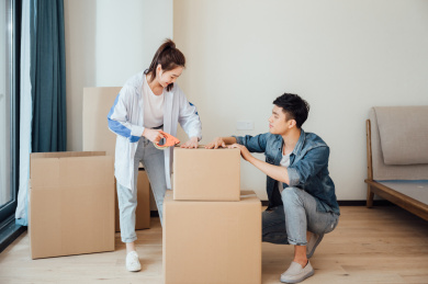 亚洲年轻情侣搬家