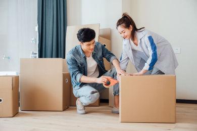 亚洲年轻情侣搬家