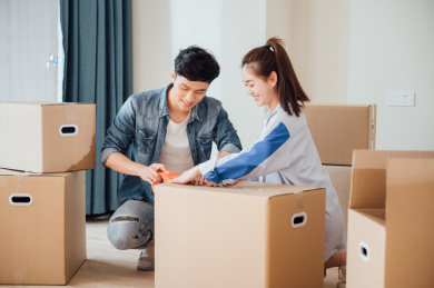 亚洲年轻情侣搬家