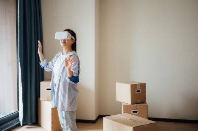 亚洲年轻女孩在新家使用VR眼镜