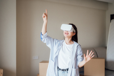 亚洲年轻女孩在新家使用VR眼镜
