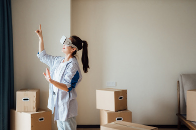 亚洲年轻女孩在新家使用VR眼镜