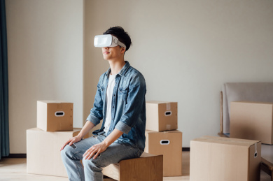 亚洲年轻男孩在新家使用VR眼镜