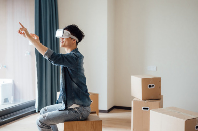 亚洲年轻男孩在新家使用VR眼镜