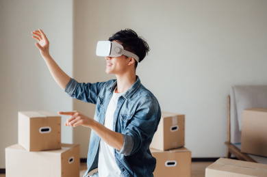 亚洲年轻男孩在新家使用VR眼镜