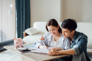 亚洲年轻情侣在家理财