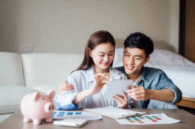 亚洲年轻情侣在家理财