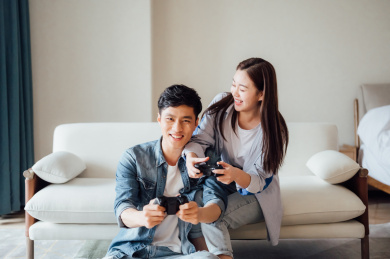 亚洲年轻情侣在家打游戏