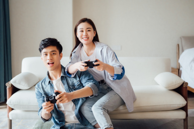 亚洲年轻情侣在家打游戏
