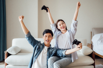 亚洲年轻情侣在家打游戏