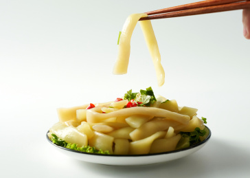 白色背景筷子夹起的南瓜土豆粉