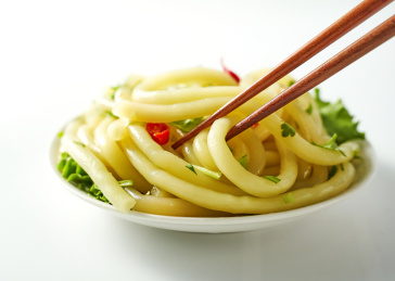 白色背景上餐具上摆放的南瓜土豆粉