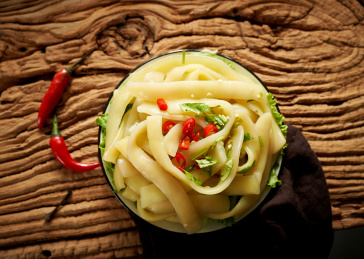 木桌上餐具上摆放的南瓜土豆粉