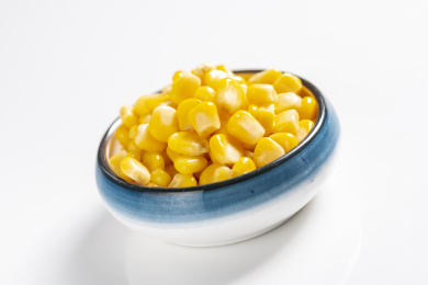 一盘甜玉米粒特写