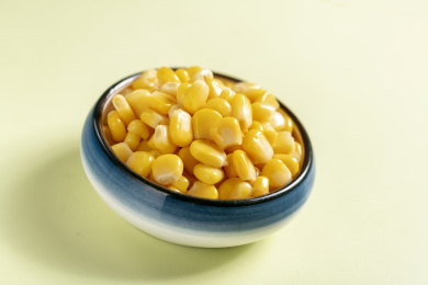一盘甜玉米粒特写