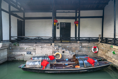 中国浙江省绍兴古镇乌蓬船场景