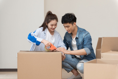 一对年轻的亚洲情侣正在搬新家