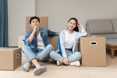 一对年轻的亚洲情侣正在搬新家