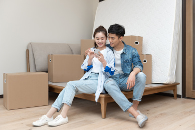 一对年轻的亚洲情侣正在搬新家