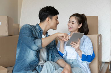 一对年轻的亚洲情侣正在搬新家