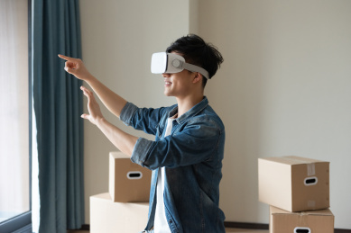 一位年轻的亚洲男性正在使用VR眼镜