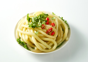 白色背景上餐具里摆放的南瓜土豆粉