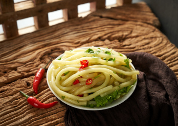 木桌上餐具里摆放的南瓜土豆粉