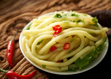 木桌上餐具里摆放的南瓜土豆粉