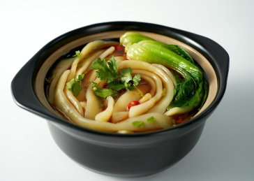 白色背景上摆放的南瓜土豆宽粉