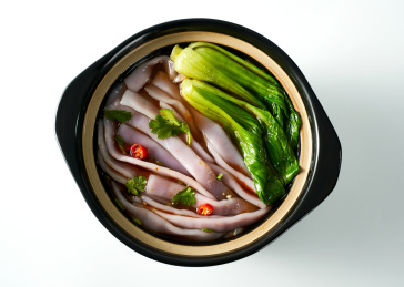 白色背景上摆放的砂锅紫薯土豆宽粉