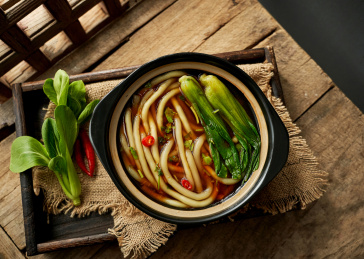 木桌上餐具上摆放的南瓜土豆粉