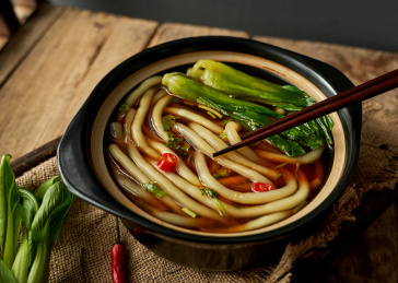 木桌上餐具上摆放的南瓜土豆粉