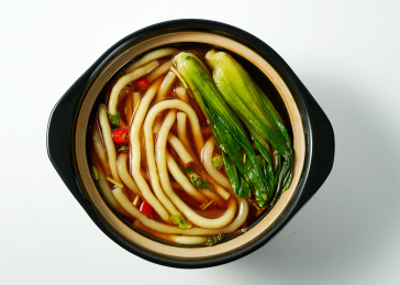 浅色背景上餐具里盛放的南瓜土豆粉