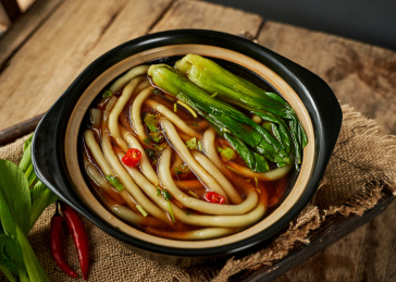 木桌上餐具上摆放的南瓜土豆粉