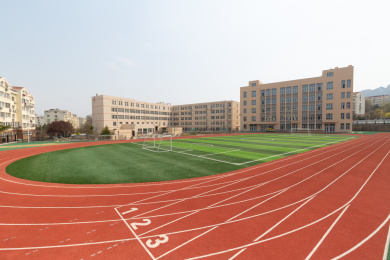 中学校园教学楼和塑胶跑道