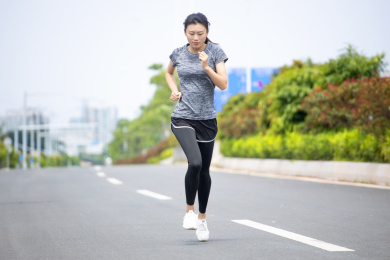 年轻女性晨跑健身