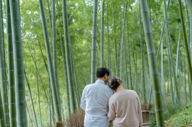 一对在竹林中散步的亚洲老年夫妇
