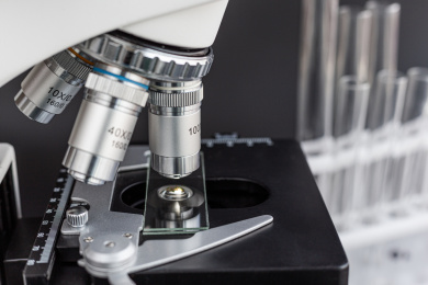 一台光学显微镜侧面特写