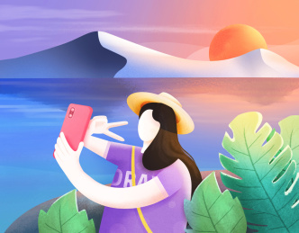 夕阳下女孩在湖边叶子丛中用手机自拍