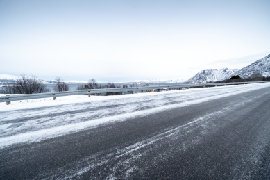 北欧雪山下的沥青公路