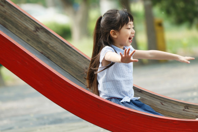 小女孩滑滑梯 户外