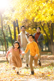 幸福家庭在户外玩耍