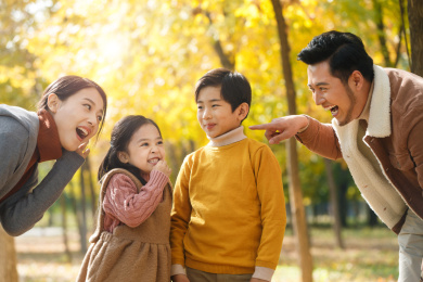 幸福家庭在户外玩耍