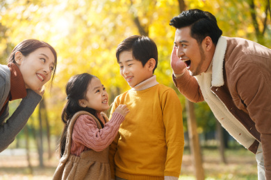 幸福家庭在户外玩耍