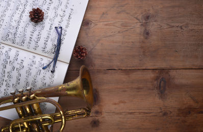 小号和乐谱背景