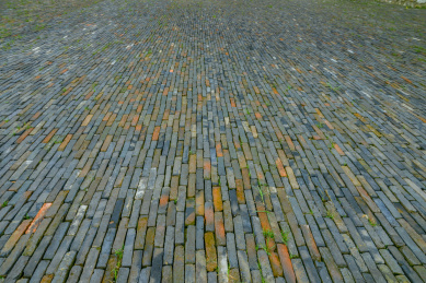 传统中式青砖铺设的广场地面