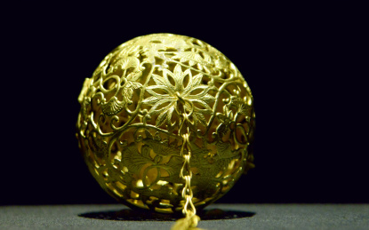 唐代雕花镂空黄金香囊