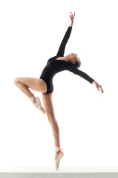 青年女人在跳芭蕾舞